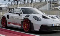 2023(年保时捷 911 GT3 RS 以 518 马力驶上赛道)